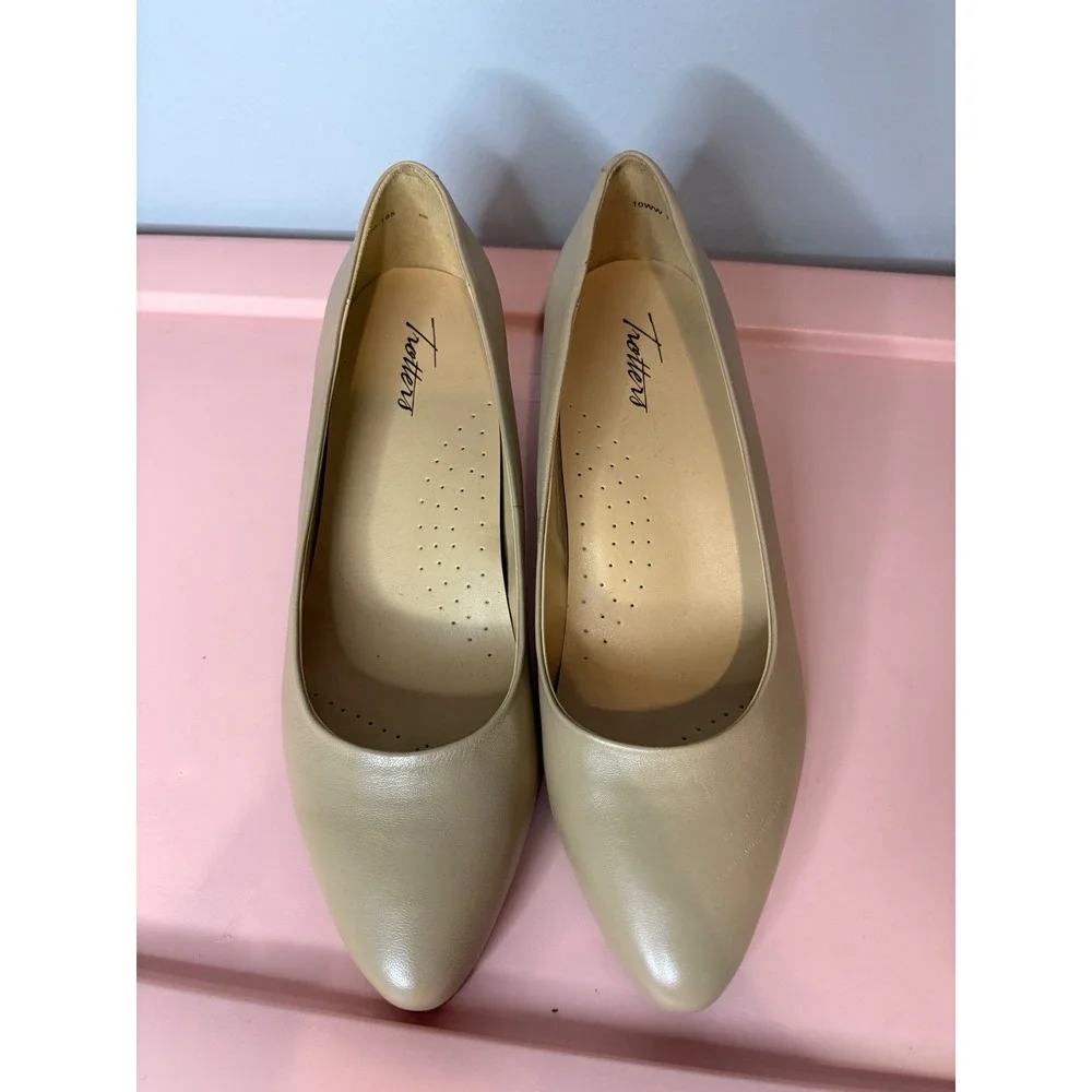 Trotters Kiara Nude Leather Kitten Heel Pumps‎ Pointed Toe 10WW T1805-185